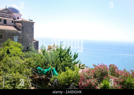 Il blu del mare e il verde della vegetazione sulla scogliera di Raito a Vietri sul mare e sulla costiera amalfitana Foto Stock