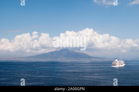 Vista sul Vesuvio da Sorrento in Italia Foto Stock