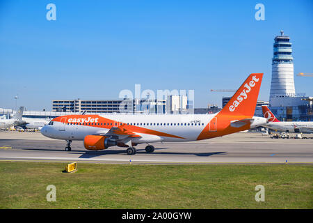 Schwechat, Austria - 15 Settembre 2019: aeromobili easyJet sull'aeroporto internazionale di Vienna (VIE) pista, con la torre di controllo nel retro e cancellare b Foto Stock