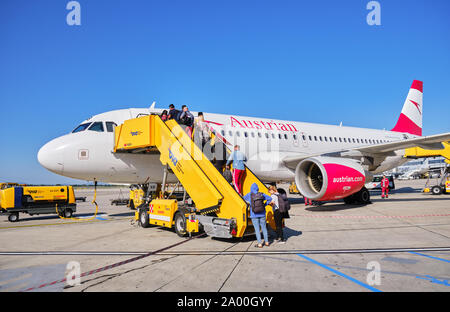 Schwechat, Austria - 15 Settembre 2019: i passeggeri di salire a bordo di un Austrian Airlines aereo all'Aeroporto Internazionale di Vienna in una giornata di sole con un perf Foto Stock