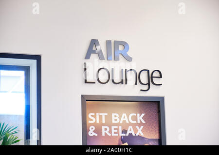 Vienna, Austria - 15 Settembre 2019: Aria lounge segno e un angolo di una finestra. Foto Stock