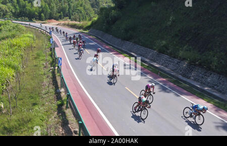 Pingxiang. Xix Sep, 2019. I ciclisti competere durante la terza fase del decimo giro del lago Poyang in Pingxiang, Cina orientale della provincia di Jiangxi, Sett. 18, 2019. Credito: Xinhua/Alamy Live News Foto Stock