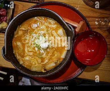 Foto zuppa di noodle da Yamanashi (Giappone), con udon tagliatelle e verdure in zuppa di miso Foto Stock