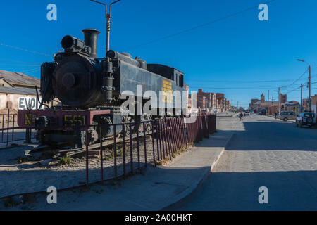 Street nella città di Uyuni, 3660m sopra il livello del mare, nel quartiere di Potosí, Bolivia, America Latina Foto Stock