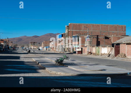 Street nella città di Uyuni, 3660m sopra il livello del mare, nel quartiere di Potosí, Bolivia, America Latina Foto Stock