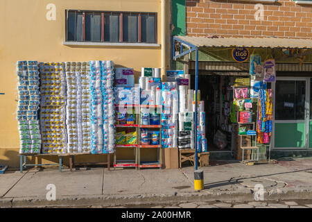 Street nella città di Uyuni, 3660m sopra il livello del mare, nel quartiere di Potosí, Bolivia, America Latina Foto Stock