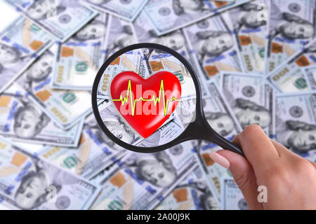 Concetto di assicurazione sanitaria. Cuore rosso in magnifier contro lo sfondo di molti dollar banconote. Foto Stock