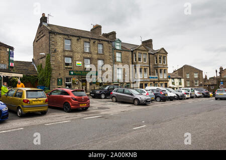 Tori Head hotel e Barclays Bank nel centro del luogo di mercato della città mercato di Hawes in alto Wensleydale, North Yorkshire. Foto Stock