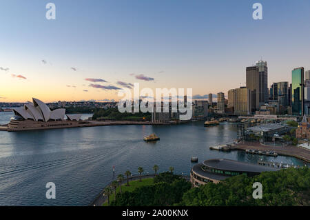 Sydney Circular Quay, CBD grattacieli e traghetti su sunrise. Paesaggio urbano vista dall'alto. Sydney, Australia Foto Stock