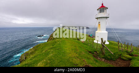 Vista panoramica del vecchio faro sulla bellissima isola Mykines Foto Stock