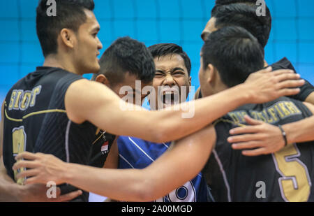 Tehran, Iran. Xviii Sep, 2019. I giocatori di Indonesia celebrare dopo rigature durante il 2019 Asian volley maschile di partita di campionato tra la Tailandia e l'Indonesia a Tehran, Iran, Sett. 18, 2019. Credito: Ahmad Halabisaz/Xinhua Foto Stock