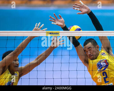 Tehran, Iran. Xviii Sep, 2019. Amorntep Konhan (R) di Thailandia difende durante il 2019 Asian volley maschile di partita di campionato tra la Tailandia e l'Indonesia a Tehran, Iran, Sett. 18, 2019. Credito: Ahmad Halabisaz/Xinhua Foto Stock