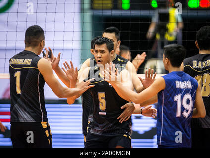 Tehran, Iran. Xviii Sep, 2019. I giocatori di Indonesia celebrare dopo rigature durante il 2019 Asian volley maschile di partita di campionato tra la Tailandia e l'Indonesia a Tehran, Iran, Sett. 18, 2019. Credito: Ahmad Halabisaz/Xinhua Foto Stock