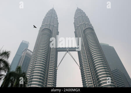 Kuala Lumpur, Malesia. Xviii Sep, 2019. Kuala Lumpur Twin Tower (KLCC) di haze.Più di un migliaio di scuole in Malesia sarà vicino a causa del peggioramento di fumo e il malese Meteorologia Dipartimento si aspetta la nebulosità per continuare. Secondo l Asean meteorologici specializzati (ASMC) La nebulosità è probabile che hanno originato da Indonesia e molti altri paesi sono state vittime all'aria malsana dell'inquinamento. Credito: SOPA Immagini limitata/Alamy Live News Foto Stock