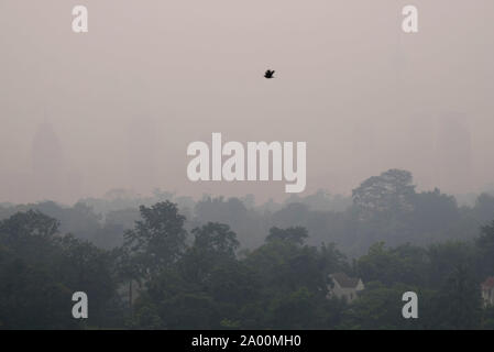 Kuala Lumpur, Malesia. Xviii Sep, 2019. Vista di Kuala Lumpur con haze dal Bukit Tunku.Più di un migliaio di scuole in Malesia sarà vicino a causa del peggioramento di fumo e il malese Meteorologia Dipartimento si aspetta la nebulosità per continuare. Secondo l Asean meteorologici specializzati (ASMC) La nebulosità è probabile che hanno originato da Indonesia e molti altri paesi sono state vittime all'aria malsana dell'inquinamento. Credito: SOPA Immagini limitata/Alamy Live News Foto Stock