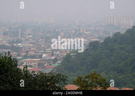 Kuala Lumpur, Malesia. Xviii Sep, 2019. Vista della città di Kuala Lumpur con haze.Più di un migliaio di scuole in Malesia sarà vicino a causa del peggioramento di fumo e il malese Meteorologia Dipartimento si aspetta la nebulosità per continuare. Secondo l Asean meteorologici specializzati (ASMC) La nebulosità è probabile che hanno originato da Indonesia e molti altri paesi sono state vittime all'aria malsana dell'inquinamento. Credito: SOPA Immagini limitata/Alamy Live News Foto Stock