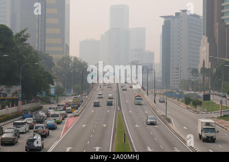 Kuala Lumpur, Malesia. Xviii Sep, 2019. Vista della città di Kuala Lumpur con haze.Più di un migliaio di scuole in Malesia sarà vicino a causa del peggioramento di fumo e il malese Meteorologia Dipartimento si aspetta la nebulosità per continuare. Secondo l Asean meteorologici specializzati (ASMC) La nebulosità è probabile che hanno originato da Indonesia e molti altri paesi sono state vittime all'aria malsana dell'inquinamento. Credito: SOPA Immagini limitata/Alamy Live News Foto Stock