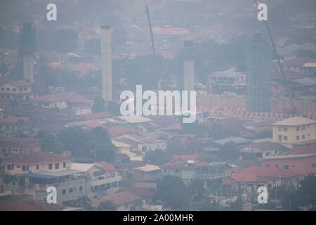 Kuala Lumpur, Malesia. Xviii Sep, 2019. Vista della città di Kuala Lumpur con haze.Più di un migliaio di scuole in Malesia sarà vicino a causa del peggioramento di fumo e il malese Meteorologia Dipartimento si aspetta la nebulosità per continuare. Secondo l Asean meteorologici specializzati (ASMC) La nebulosità è probabile che hanno originato da Indonesia e molti altri paesi sono state vittime all'aria malsana dell'inquinamento. Credito: SOPA Immagini limitata/Alamy Live News Foto Stock