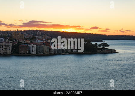 Il sorgere del sole su Kirribilli sobborgo di Sydney e il Sydney Harbour. Urban mattina scena di paesaggio. Sydney, NSW, Australia Foto Stock