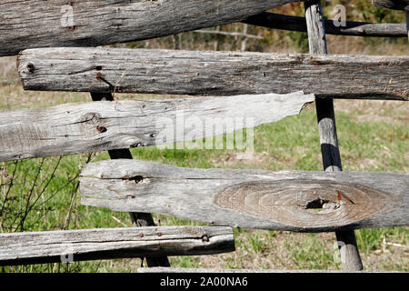 Vecchia recinzione in legno in zona rurale Foto Stock