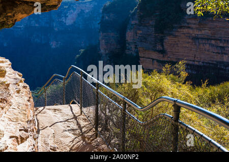 Via montagna sulla ripida scogliera bordo. Wentworth Falls, il Parco Nazionale Blue Mountains, Nuovo Galles del Sud, Australia Foto Stock