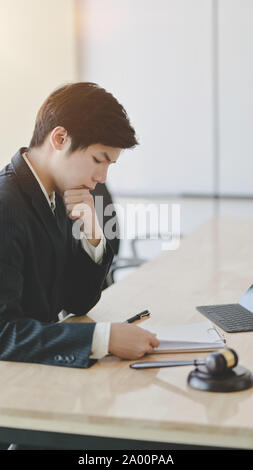 Servizi legali i concetti : avvocato lavorando su un computer portatile e di fornire il documento legale per il suo cliente Foto Stock