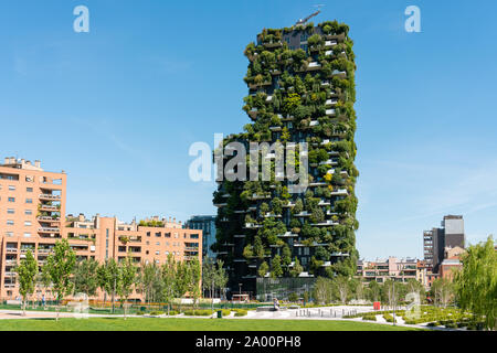 Milano, Italia - 31 Maggio 2019: Bosco Verticale o bosco verticale sono una coppia di torri residenziali a Milano. Edifici contengono più di 900 alberi, Foto Stock