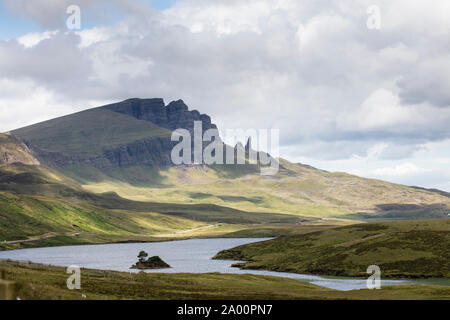 Guardando oltre il vecchio uomo Storr, nell isola di Skye in Scozia. Foto Stock