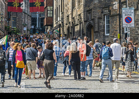 La congestione dei visitatori in Castle Street che conduce al castello di Edimburgo in Scozia UK durante il festival di Agosto 2019 Foto Stock