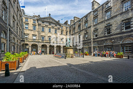 La città vecchia camere in High Street Royal Mile di Edimburgo in Scozia Regno Unito durante il periodo del festival Agosto 2019 Foto Stock