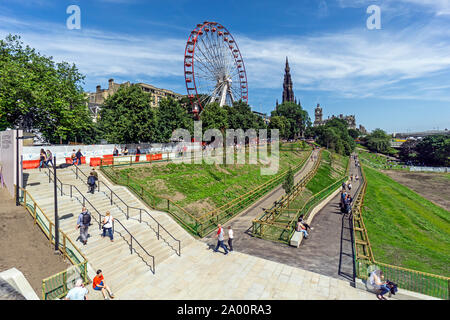 I giardini di Princes Street East a Edimburgo in Scozia UK durante il Fringe Festival 2019 con grande ruota, Monumento Scott e nuovo accesso per disabili percorsi Foto Stock