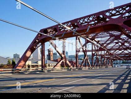 Red vecchio traliccio metallico trasporto, tram e pedonale dedicata ponte levatoio Broadway ponte sul fiume Willamette in Northwest Portland Oregon Foto Stock