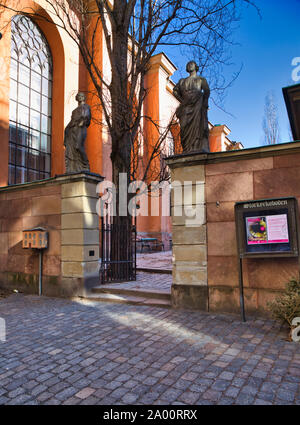 Statue all'ingresso Storkyrkan (Cattedrale di Stoccolma, la Gamla Stan, Stoccolma, Svezia Foto Stock