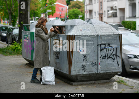 Gestelltes Foto, Seniorin, Altglascontainer, Glasrecycling Foto Stock