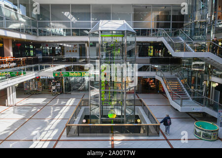 Uhr der Zeit fliessenden, Europa-Center, Tauentzienstrasse, Charlottenburg di Berlino, Deutschland Foto Stock