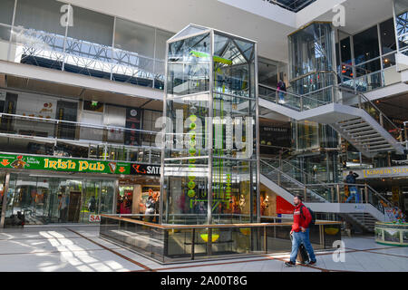 Uhr der Zeit fliessenden, Europa-Center, Tauentzienstrasse, Charlottenburg di Berlino, Deutschland Foto Stock