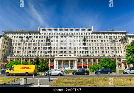 Wohnhaeuser, Architektur, Karl-Marx-Allee, Friedrichshain di Berlino, Deutschland Foto Stock