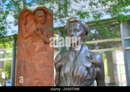 Rosa Luxemburg statua, von Bildhauer Rolf Biebl, Franz-Mehring-Platz, Friedrichshain di Berlino, Deutschland Foto Stock