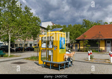 Telefonzelle, Buechertausch, Mierendorffplatz, Charlottenburg di Berlino, Deutschland Foto Stock
