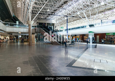 Scale mobili nella zona degli arrivi di Brasilia all'aeroporto internazionale, in Brasile. Foto Stock
