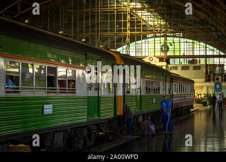 Treno a Bangkok la stazione centrale Foto Stock