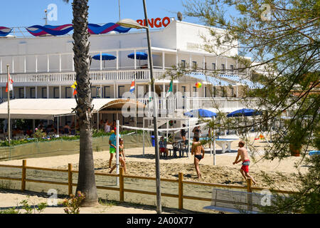 Angolo di alta vista di giovani persone che giocano a beach volley in spiaggia sabbiosa di Lido di Camaiore in una soleggiata giornata estiva, Toscana, la Versilia, Italia Foto Stock