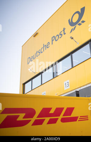 Berlino, Germania. Xviii Sep, 2019. Loghi di Deutsche Post e DHL parcel service. Credito: Tom Weller/dpa/Alamy Live News Foto Stock