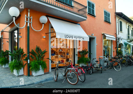 Esterno del Louis Vuitton luxury fashion store nel centro di Forte dei Marmi con le biciclette parcheggiate, Lucca, Toscana, la Versilia, Italia Foto Stock