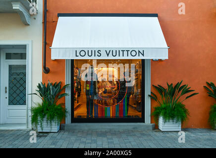 Esterno del Louis Vuitton lusso negozio di moda nel centro di Forte dei Marmi, Lucca, Toscana, la Versilia, Italia Foto Stock