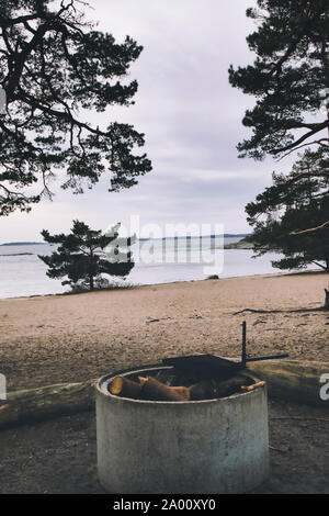 Una buca per il fuoco, Bjorno Riserva Naturale (Bjorno Naturreservat), arcipelago di Stoccolma, Svezia Foto Stock