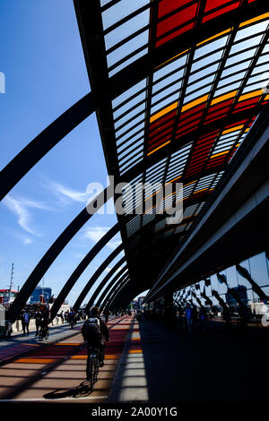 Il lago di Amsterdam Centraal, che è la più grande stazione ferroviaria di Amsterdam, Paesi Bassi. (Photo credit: Gonzales foto - Paolo Crudge). Foto Stock