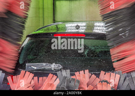 Auto in un autolavaggio con avvolto il tergicristallo posteriore Foto Stock