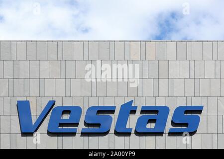 Aarhus, Danimarca - 8 Agosto 2015: logo Vestas nella parte anteriore di un ufficio. Vestas Wind Systems è un produttore danese di turbine eoliche Foto Stock