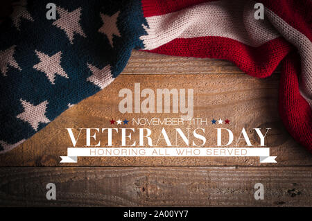 Il Columbus Day 2019: a stelle e strisce sciarpa su un tavolo in legno e un'iscrizione per il Columbus day celebrazioni Foto Stock